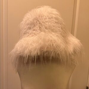 Elegant White Feathered Women's Hat